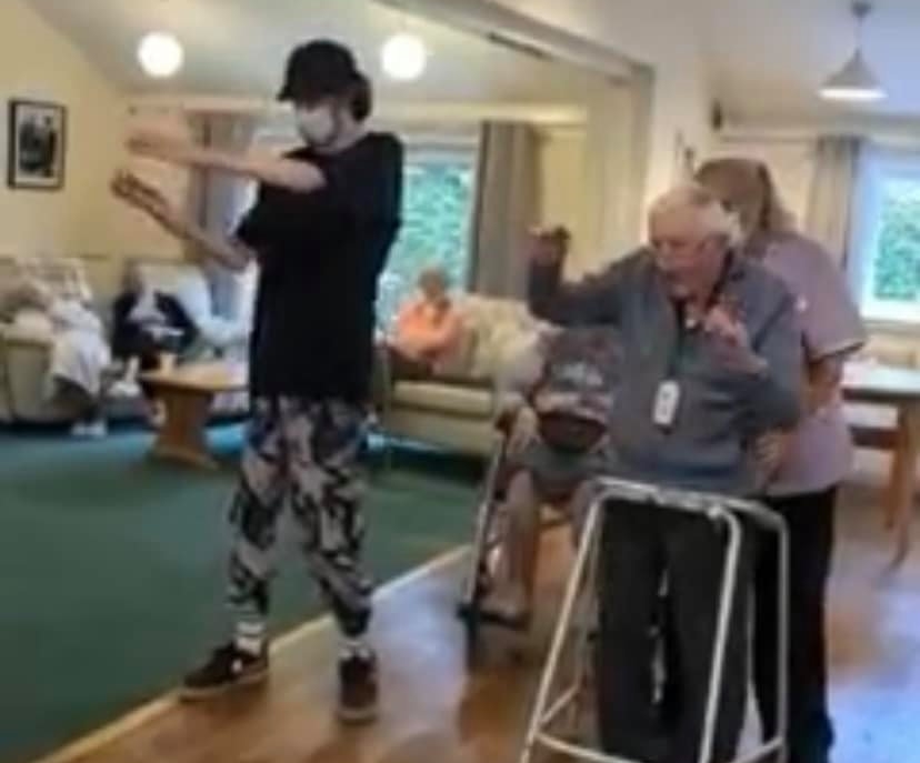 Jovem autista no Reino Unido ensina idoso de 101 anos a dançar — Canal Autismo / Revista Autismo