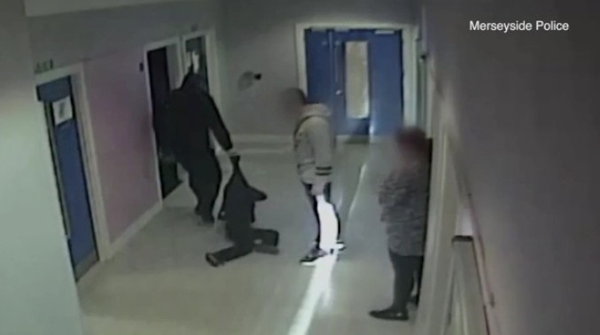 Policial que agrediu autista é condenado a pagar indenização
