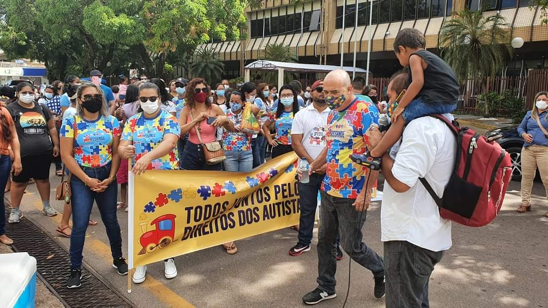 Manifestantes reclamam sobre falta de médicos para autistas no Amapá — Canal Autismo / Revista Autismo