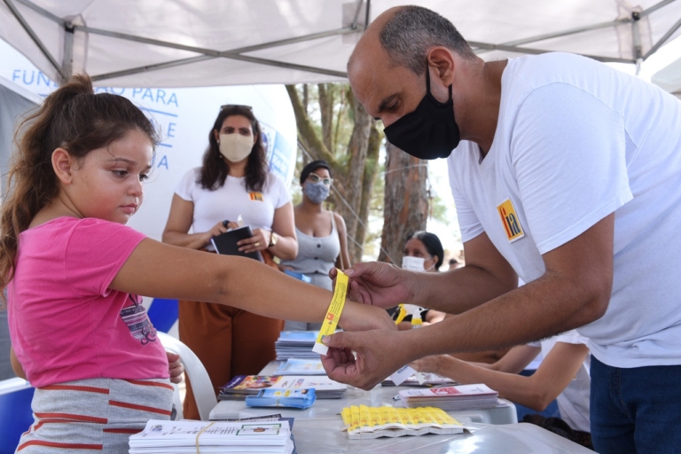 Programa distribui pulseiras de identificação para autistas em praia no Rio — Canal Autismo / Revista Autismo