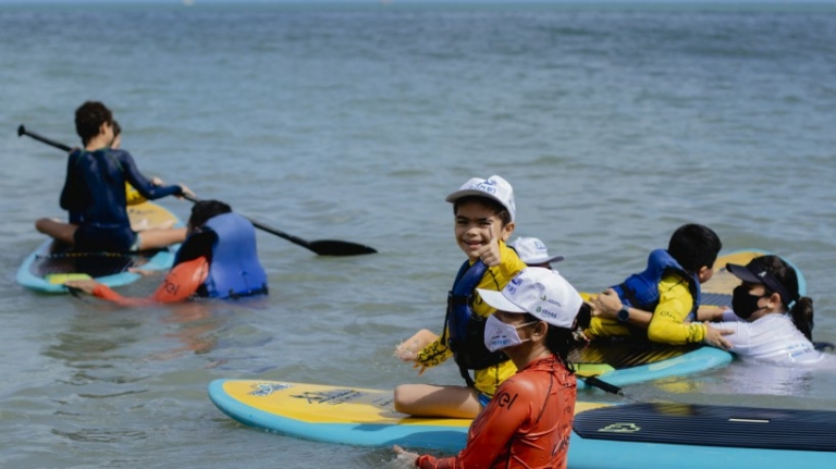 Projeto promove aulas de surfe com remo para autistas em Fortaleza — Canal Autismo / Revista Autismo