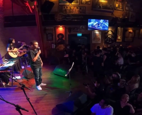 Autistas cantam em pub de Goiânia