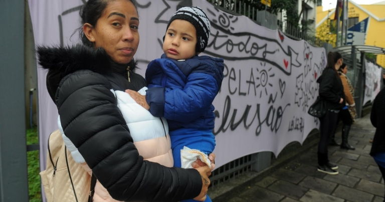 Mães de autistas fazem protesto em Caxias do Sul por falta de monitores em escolas — Canal Autismo / Revista Autismo