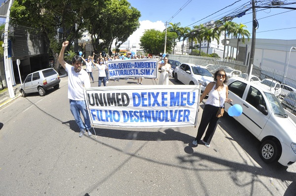 Em Natal, familiares de autistas protestam contra Unimed — Canal Autismo / Revista Autismo