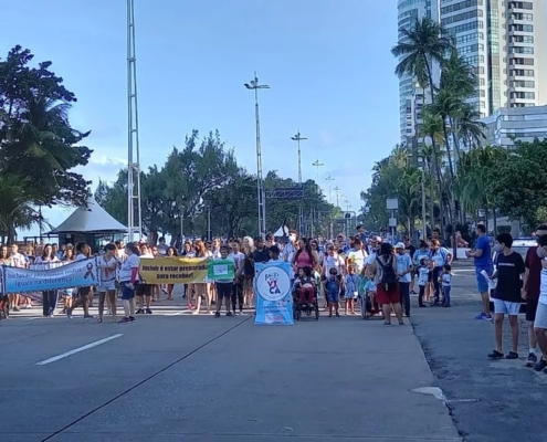 Ativistas do autismo fazem protesto em Recife por tratamento e tribunal se posiciona a favor das famílias — Canal Autismo / Revista Autismo