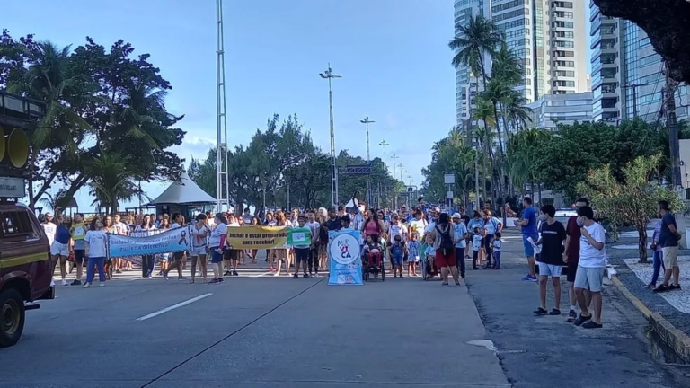 Ativistas do autismo fazem protesto em Recife por tratamento e tribunal se posiciona a favor das famílias — Canal Autismo / Revista Autismo