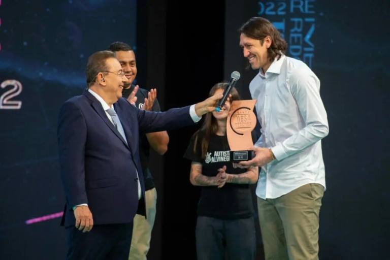 Autistas Alvinegros entregam Troféu Mesa Redonda para goleiro Cássio — Canal Autismo / Revista Autismo