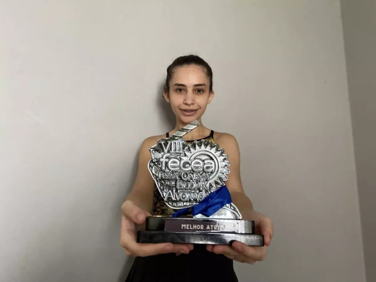 Jovem autista ganha prêmio de melhor atriz em festival — Canal Autismo / Revista Autismo