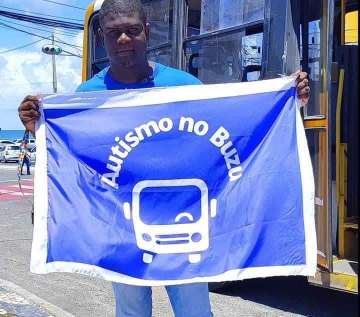 Pai e filha promovem conscientização sobre autismo em ônibus de Salvador — Canal Autismo / Revista Autismo