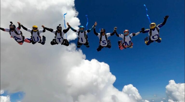 Equipe de paraquedistas salta em Anápolis para conscientização sobre TEA — Canal Autismo / Revista Autismo