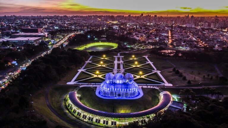 Curitiba ilumina símbolos da cidade para conscientizar sobre a Síndrome do X Frágil — Canal Autismo / Revista Autismo