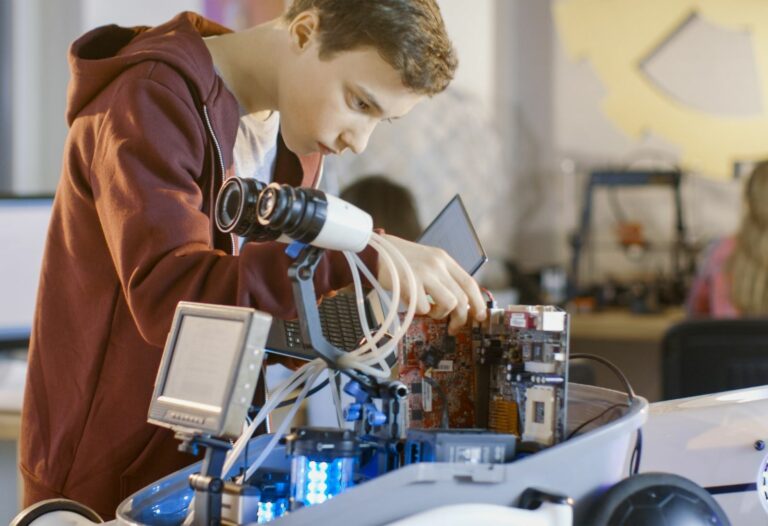 Desenvolvendo habilidades e inclusão: o papel da robótica no ensino de programação para autistas — Canal Autismo / Revista Autismo
