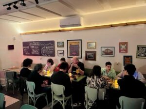 Encontro do Happy Hour Inclusivo, de abril/2025, em restaurante no bairro de Pinheiros, em São Paulo (SP).