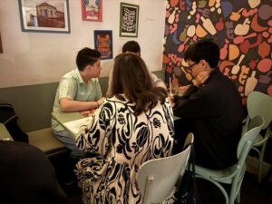 Encontro do Happy Hour Inclusivo, de abril/2025, em restaurante no bairro de Pinheiros, em São Paulo (SP).