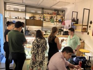 Encontro do Happy Hour Inclusivo, de abril/2025, em restaurante no bairro de Pinheiros, em São Paulo (SP).