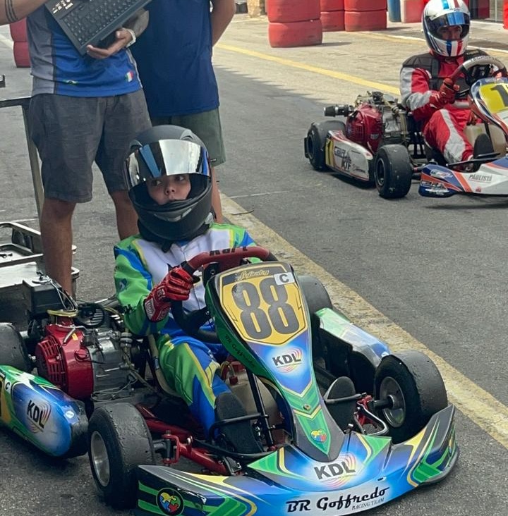 Piloto autista de 11 anos busca patrocínio para continuar correndo na Copa São Paulo de Kart — Canal Autismo / Revista Autismo