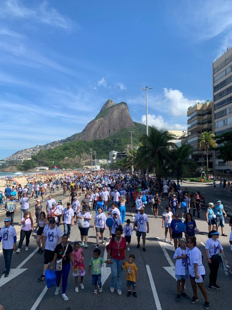 Rio: com 5 mil pessoas, caminhada no Leblon reforça empatia e respeito a autistas — Canal Autismo / Revista Autismo