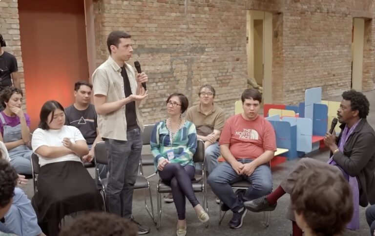 Autistas entrevistam Seu Jorge no 2º episódio do quadro 'Pode Perguntar', do Fantástico — Canal Autismo / Revista Autismo
