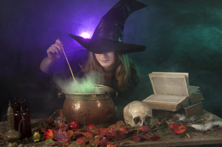 O hiperfoco em Bruxas e as Mulheres Autistas / Canal Autismo / Depositphotos