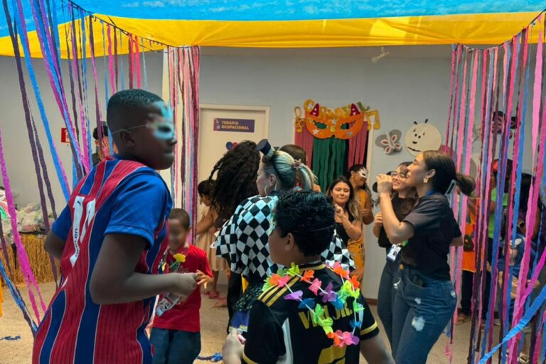 Autistas aproveitam Carnaval em blocos temáticos e festas pelo Brasil — Canal Autismo / Revista Autismo